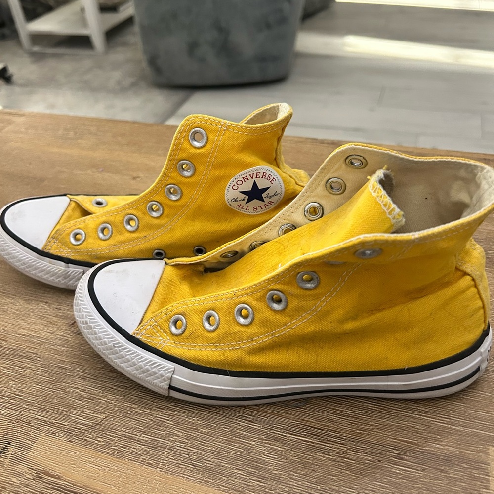 Yellow Converse – Women’s Size 6 (No Laces)